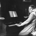 Flicka vid orgel 1918.jpg